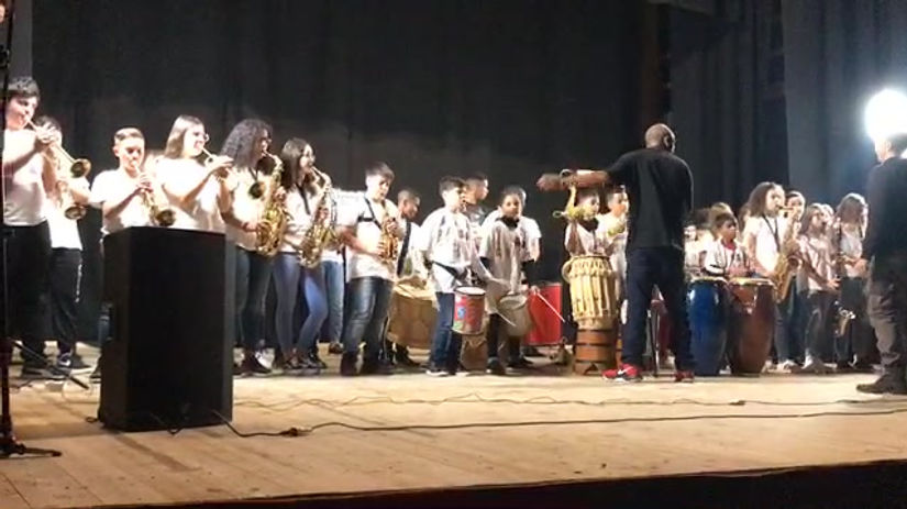 Día 7 intercâmbio - Concerto al Teatro di Guglionesi (Molise) com a streetband della Scuola V. Cuoco di Petacciato.